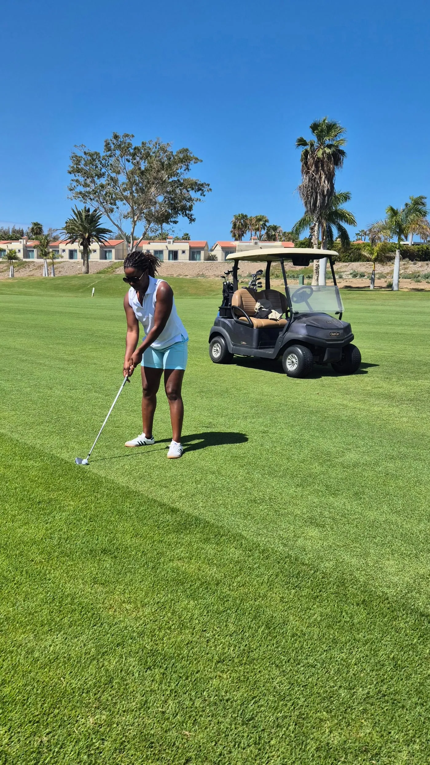 Vanessa sur un parcours de golf, un club à la main